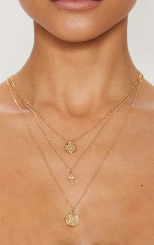 A woman wearing a gold layered necklace at a Quinceanera