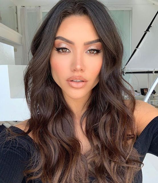 A woman with long brown hair wearing a black top, marian nunes Hair coloring